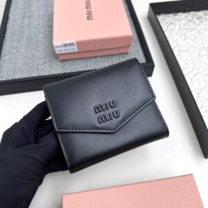 【AT3444】MIU MIUのクラシックな黒い封筒型ショート財布｜エレガントなレトロ感、軽奢派手、ファッション必須アイテム
