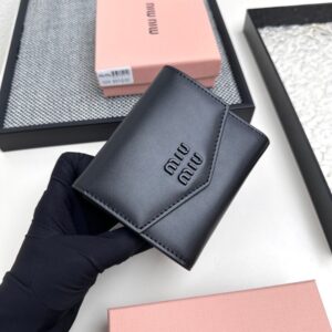 【AT3444】MIU MIUのクラシックな黒い封筒型ショート財布｜エレガントなレトロ感、軽奢派手、ファッション必須アイテム