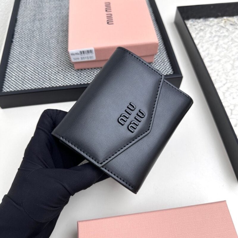 【AT3444】MIU MIUのクラシックな黒い封筒型ショート財布｜エレガントなレトロ感、軽奢派手、ファッション必須アイテム