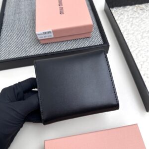 【AT3444】MIU MIUのクラシックな黒い封筒型ショート財布｜エレガントなレトロ感、軽奢派手、ファッション必須アイテム