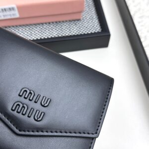 【AT3444】MIU MIUのクラシックな黒い封筒型ショート財布｜エレガントなレトロ感、軽奢派手、ファッション必須アイテム