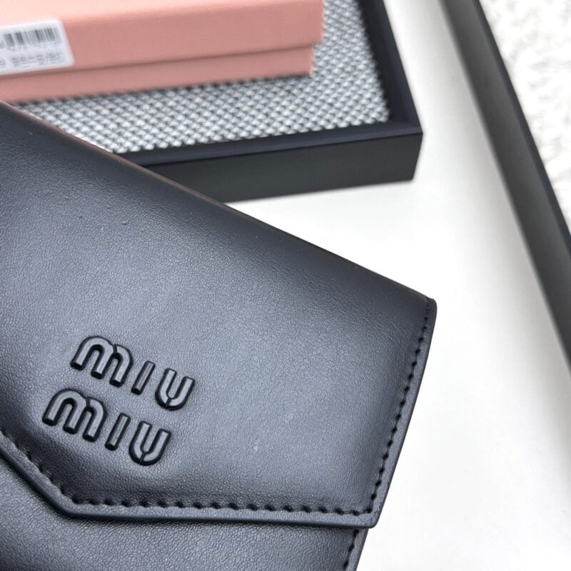 【AT3444】MIU MIUのクラシックな黒い封筒型ショート財布｜エレガントなレトロ感、軽奢派手、ファッション必須アイテム