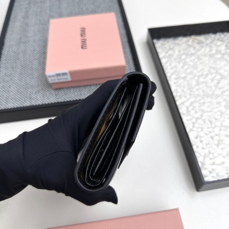 【AT3444】MIU MIUのクラシックな黒い封筒型ショート財布｜エレガントなレトロ感、軽奢派手、ファッション必須アイテム