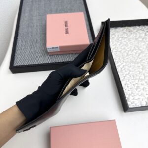 【AT3444】MIU MIUのクラシックな黒い封筒型ショート財布｜エレガントなレトロ感、軽奢派手、ファッション必須アイテム
