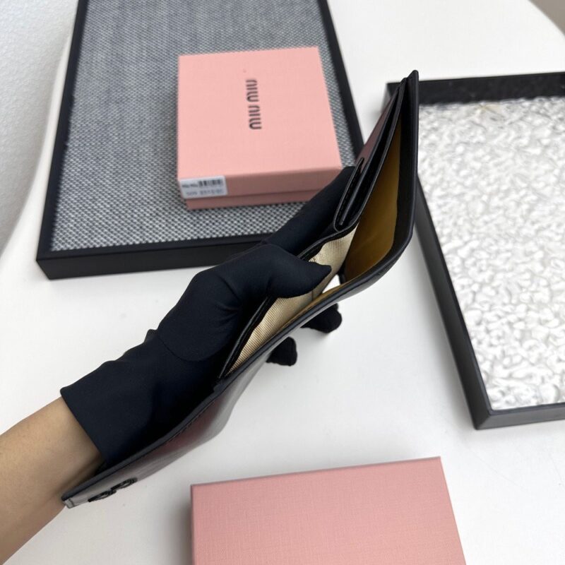 【AT3444】MIU MIUのクラシックな黒い封筒型ショート財布｜エレガントなレトロ感、軽奢派手、ファッション必須アイテム