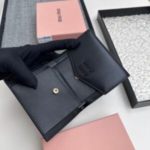 【AT3444】MIU MIUのクラシックな黒い封筒型ショート財布｜エレガントなレトロ感、軽奢派手、ファッション必須アイテム