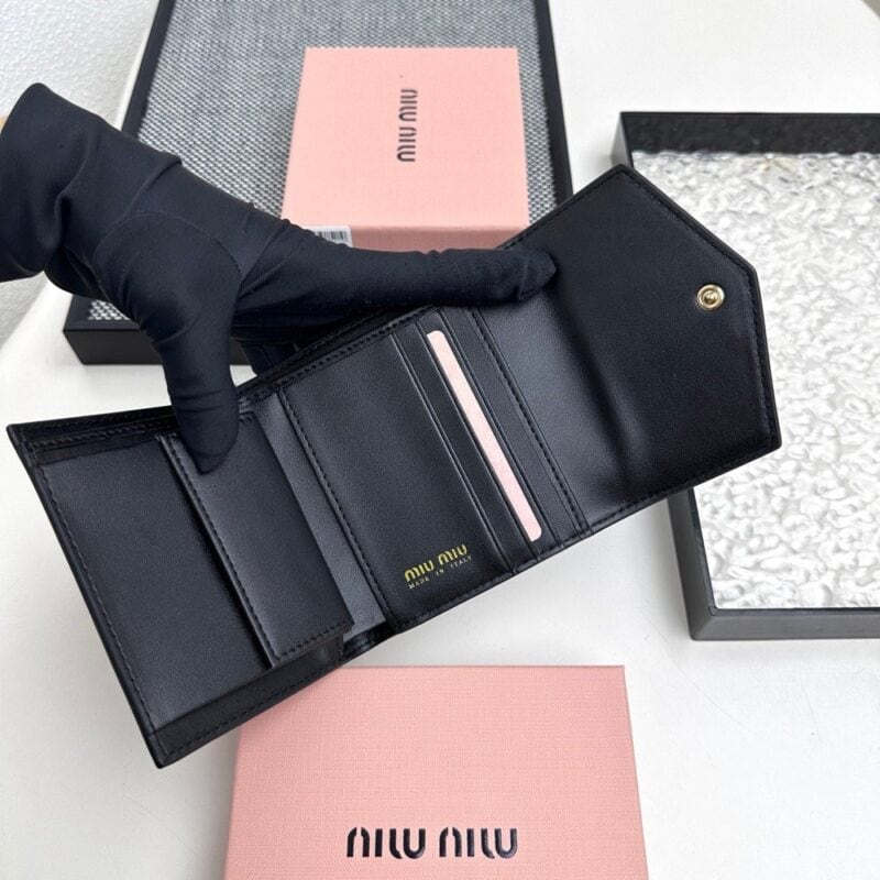 【AT3444】MIU MIUのクラシックな黒い封筒型ショート財布｜エレガントなレトロ感、軽奢派手、ファッション必須アイテム