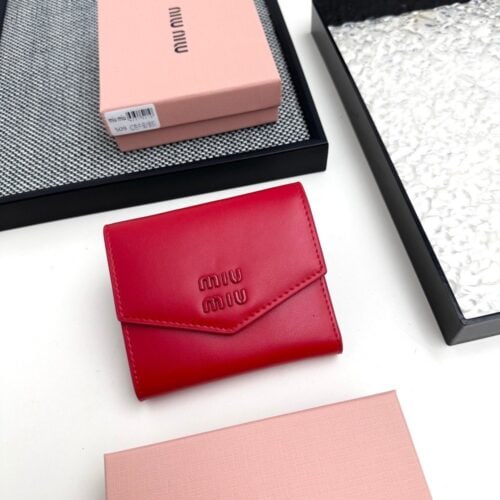 【AT3445】MIU MIUのクラシックな赤い封筒型ショートウォレット｜情熱的でエレガント、軽奢でシックで、コンパクトで持ち運びが便利