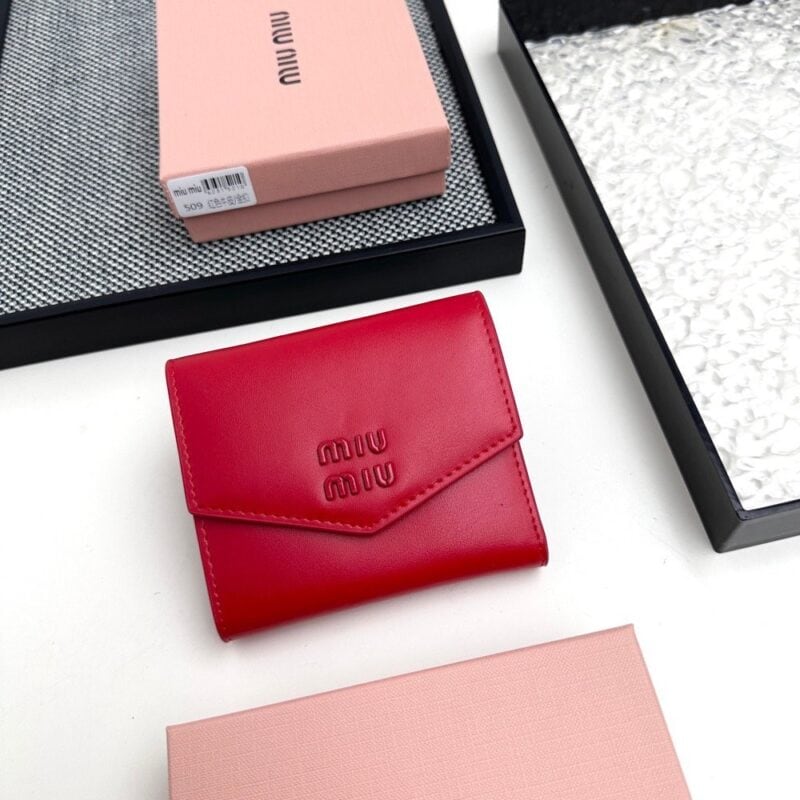 【AT3445】MIU MIUのクラシックな赤い封筒型ショートウォレット｜情熱的でエレガント、軽奢でシックで、コンパクトで持ち運びが便利