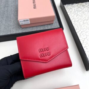 【AT3445】MIU MIUのクラシックな赤い封筒型ショートウォレット｜情熱的でエレガント、軽奢でシックで、コンパクトで持ち運びが便利