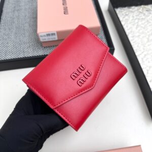 【AT3445】MIU MIUのクラシックな赤い封筒型ショートウォレット｜情熱的でエレガント、軽奢でシックで、コンパクトで持ち運びが便利