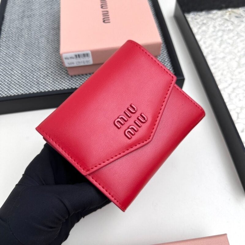 【AT3445】MIU MIUのクラシックな赤い封筒型ショートウォレット｜情熱的でエレガント、軽奢でシックで、コンパクトで持ち運びが便利