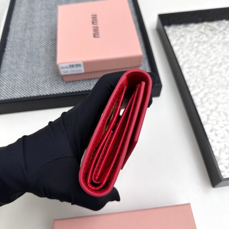 【AT3445】MIU MIUのクラシックな赤い封筒型ショートウォレット｜情熱的でエレガント、軽奢でシックで、コンパクトで持ち運びが便利