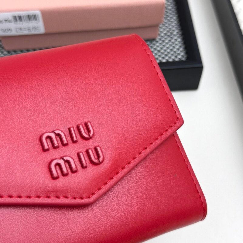 【AT3445】MIU MIUのクラシックな赤い封筒型ショートウォレット｜情熱的でエレガント、軽奢でシックで、コンパクトで持ち運びが便利