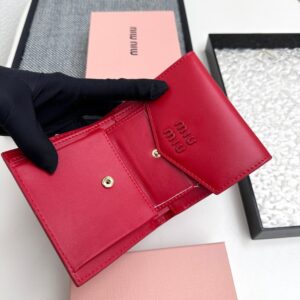【AT3445】MIU MIUのクラシックな赤い封筒型ショートウォレット｜情熱的でエレガント、軽奢でシックで、コンパクトで持ち運びが便利