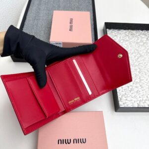 【AT3445】MIU MIUのクラシックな赤い封筒型ショートウォレット｜情熱的でエレガント、軽奢でシックで、コンパクトで持ち運びが便利