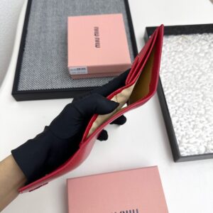 【AT3445】MIU MIUのクラシックな赤い封筒型ショートウォレット｜情熱的でエレガント、軽奢でシックで、コンパクトで持ち運びが便利