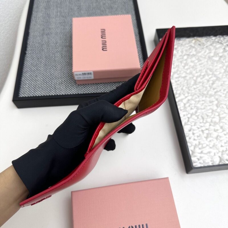 【AT3445】MIU MIUのクラシックな赤い封筒型ショートウォレット｜情熱的でエレガント、軽奢でシックで、コンパクトで持ち運びが便利