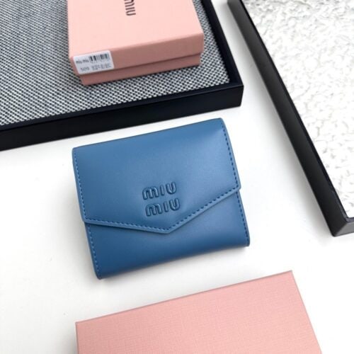 【AT3446】MIU MIU ライトブルーエンベロープショートウォレット｜清新で優雅、ファッショナブルで万能、便利で持ち運びが簡単