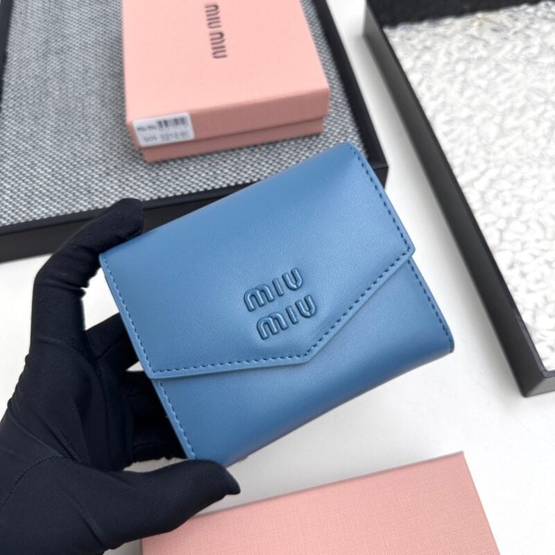 【AT3446】MIU MIU ライトブルーエンベロープショートウォレット｜清新で優雅、ファッショナブルで万能、便利で持ち運びが簡単