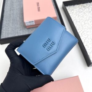【AT3446】MIU MIU ライトブルーエンベロープショートウォレット｜清新で優雅、ファッショナブルで万能、便利で持ち運びが簡単