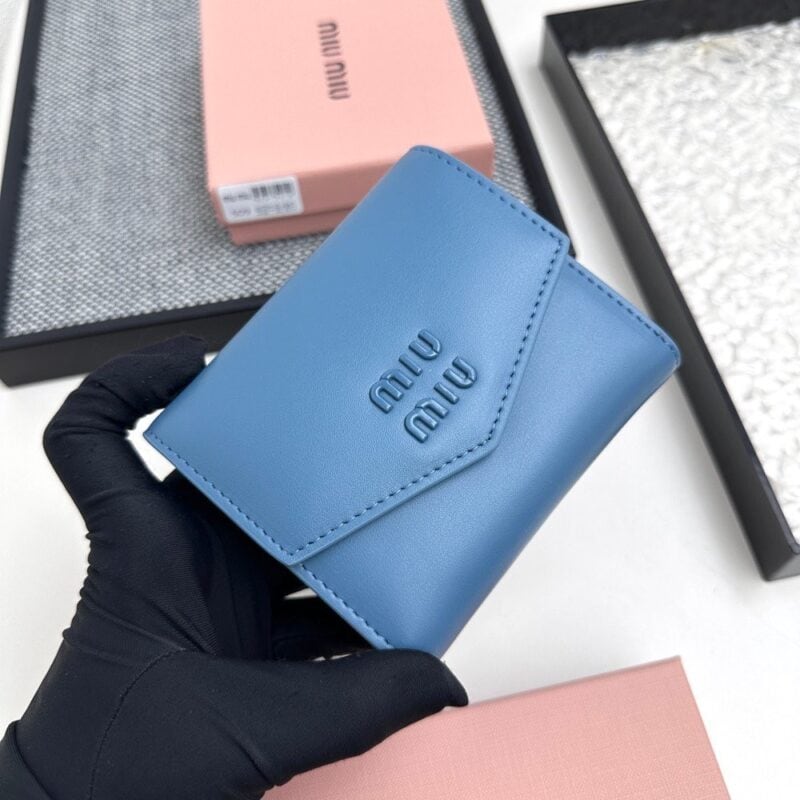 【AT3446】MIU MIU ライトブルーエンベロープショートウォレット｜清新で優雅、ファッショナブルで万能、便利で持ち運びが簡単