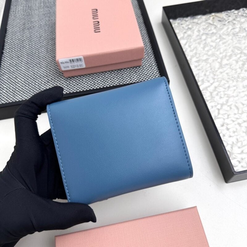 【AT3446】MIU MIU ライトブルーエンベロープショートウォレット｜清新で優雅、ファッショナブルで万能、便利で持ち運びが簡単