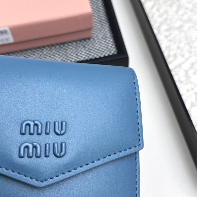 【AT3446】MIU MIU ライトブルーエンベロープショートウォレット｜清新で優雅、ファッショナブルで万能、便利で持ち運びが簡単