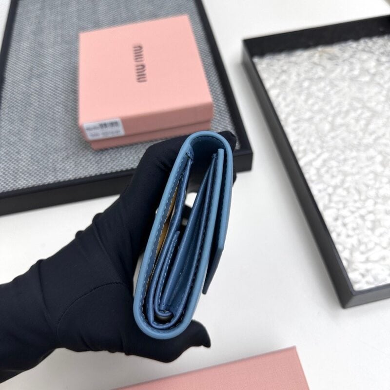 【AT3446】MIU MIU ライトブルーエンベロープショートウォレット｜清新で優雅、ファッショナブルで万能、便利で持ち運びが簡単