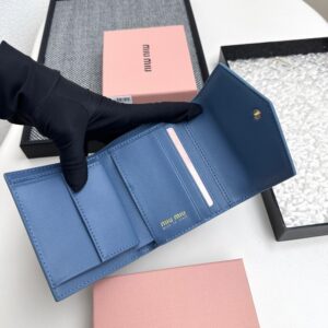 【AT3446】MIU MIU ライトブルーエンベロープショートウォレット｜清新で優雅、ファッショナブルで万能、便利で持ち運びが簡単