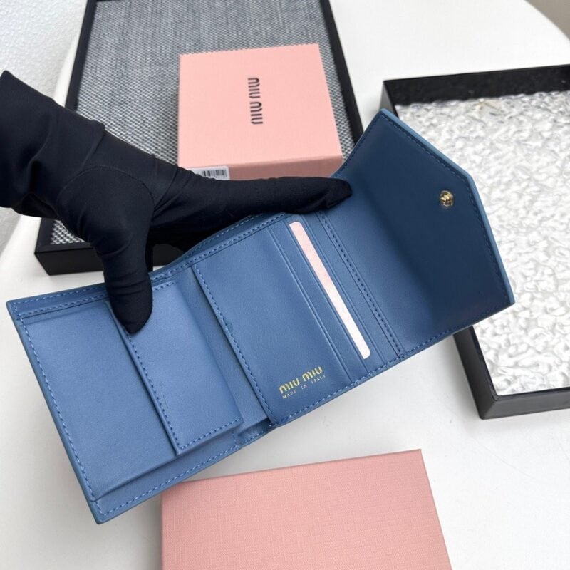 【AT3446】MIU MIU ライトブルーエンベロープショートウォレット｜清新で優雅、ファッショナブルで万能、便利で持ち運びが簡単