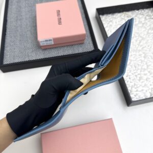【AT3446】MIU MIU ライトブルーエンベロープショートウォレット｜清新で優雅、ファッショナブルで万能、便利で持ち運びが簡単