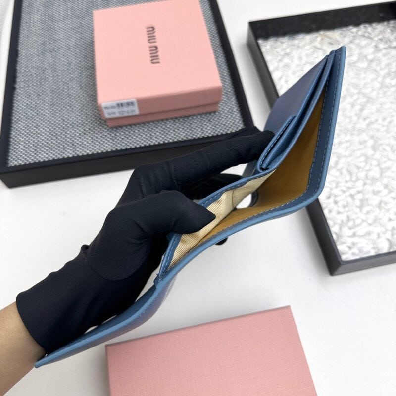 【AT3446】MIU MIU ライトブルーエンベロープショートウォレット｜清新で優雅、ファッショナブルで万能、便利で持ち運びが簡単