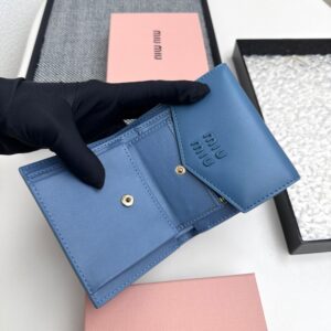 【AT3446】MIU MIU ライトブルーエンベロープショートウォレット｜清新で優雅、ファッショナブルで万能、便利で持ち運びが簡単