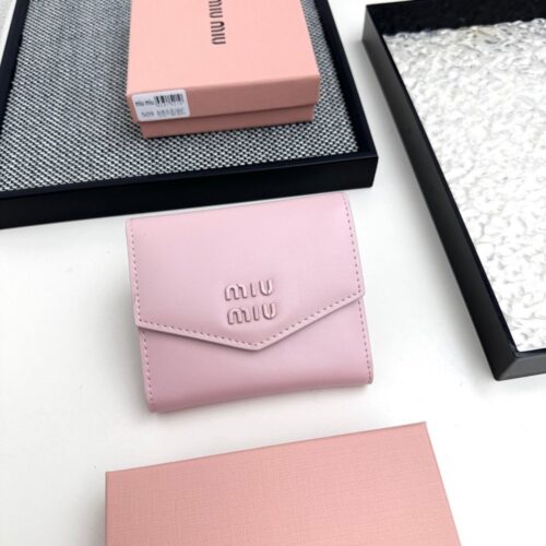 【AT3447】MIU MIU キャンディーピンクの封筒型ショートウォレット｜軽奢で優雅 甘美なベーシックで小さくて持ち運び便利