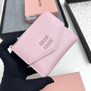 【AT3447】MIU MIU キャンディーピンクの封筒型ショートウォレット｜軽奢で優雅 甘美なベーシックで小さくて持ち運び便利