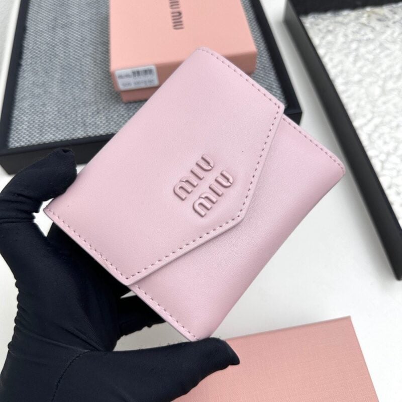 【AT3447】MIU MIU キャンディーピンクの封筒型ショートウォレット｜軽奢で優雅 甘美なベーシックで小さくて持ち運び便利