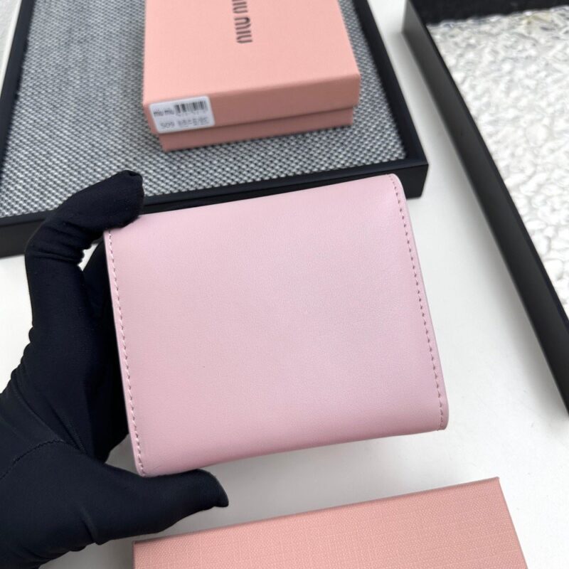 【AT3447】MIU MIU キャンディーピンクの封筒型ショートウォレット｜軽奢で優雅 甘美なベーシックで小さくて持ち運び便利