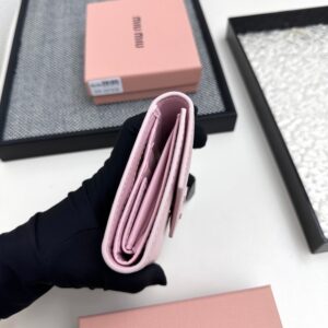 【AT3447】MIU MIU キャンディーピンクの封筒型ショートウォレット｜軽奢で優雅 甘美なベーシックで小さくて持ち運び便利