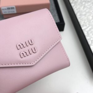 【AT3447】MIU MIU キャンディーピンクの封筒型ショートウォレット｜軽奢で優雅 甘美なベーシックで小さくて持ち運び便利