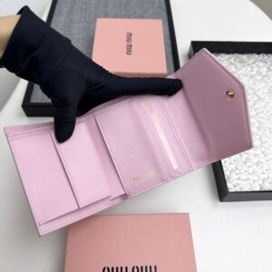 【AT3447】MIU MIU キャンディーピンクの封筒型ショートウォレット｜軽奢で優雅 甘美なベーシックで小さくて持ち運び便利