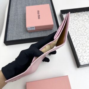 【AT3447】MIU MIU キャンディーピンクの封筒型ショートウォレット｜軽奢で優雅 甘美なベーシックで小さくて持ち運び便利