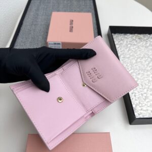 【AT3447】MIU MIU キャンディーピンクの封筒型ショートウォレット｜軽奢で優雅 甘美なベーシックで小さくて持ち運び便利
