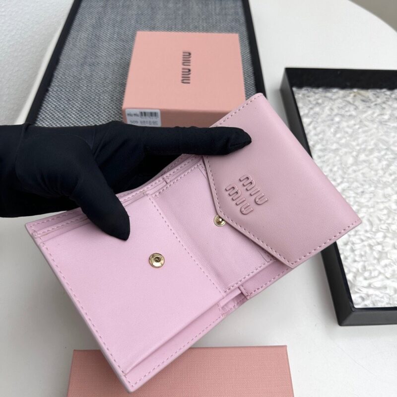 【AT3447】MIU MIU キャンディーピンクの封筒型ショートウォレット｜軽奢で優雅 甘美なベーシックで小さくて持ち運び便利