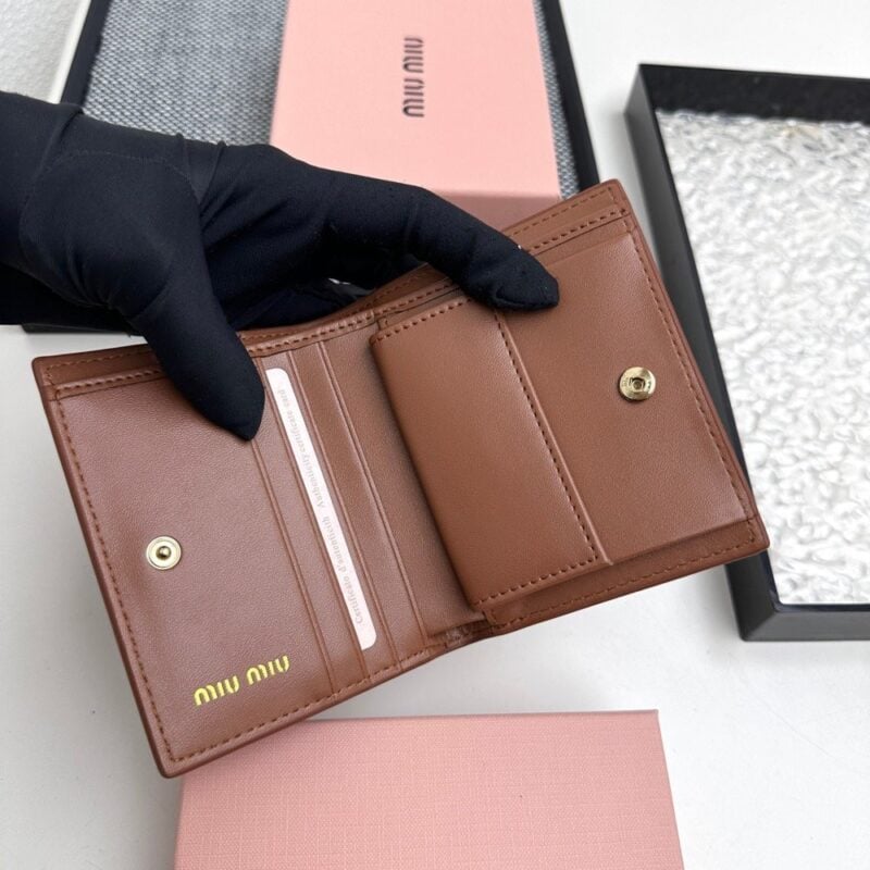 【AT3451】MIU MIU クラシックなブラウンショートウォレット｜ヴィンテージでエレガント、ラグジュアリーで万能、コンパクトで持ち運び便利
