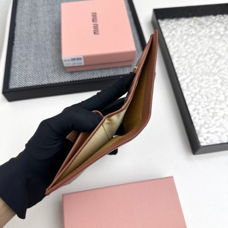 【AT3451】MIU MIU クラシックなブラウンショートウォレット｜ヴィンテージでエレガント、ラグジュアリーで万能、コンパクトで持ち運び便利