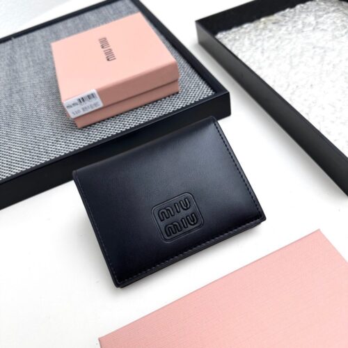 【AT3453】MIU MIUクラシックな羊革の小さな財布。ファッションでシンプルなデザイン。コレクションにおすすめ。