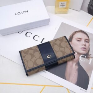 【AT3454】COACHのクラシックなCロゴプリントが施されたロングウォレット。シックでシンプル、多機能な財布です。