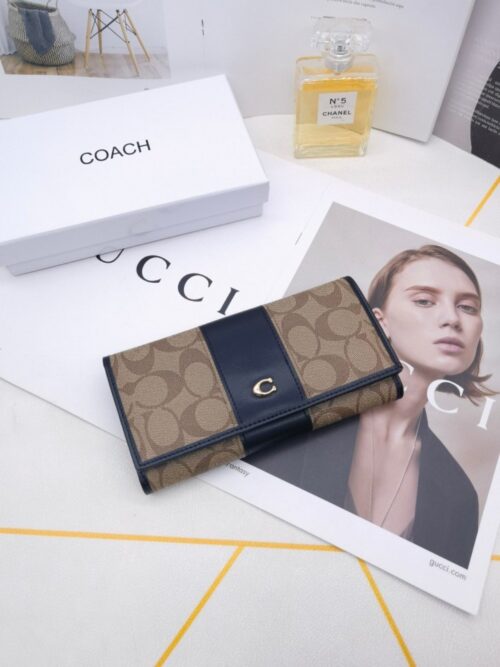 【AT3454】COACHのクラシックなCロゴプリントが施されたロングウォレット。シックでシンプル、多機能な財布です。