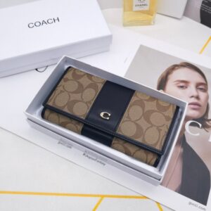【AT3454】COACHのクラシックなCロゴプリントが施されたロングウォレット。シックでシンプル、多機能な財布です。